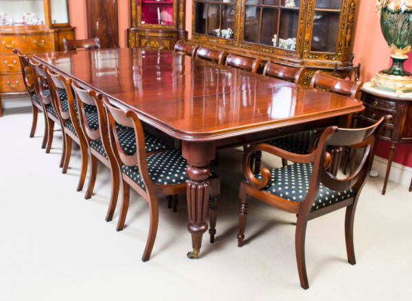 Ruang makan dengan meja dan kursi antik